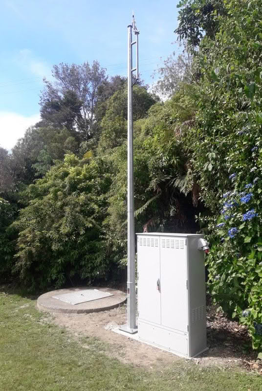 Telecom cabinet with antenna pole